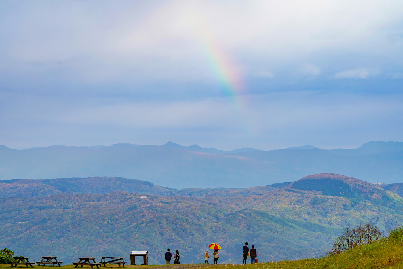 妙高高原スカイケーブルの山頂駅付近より苗場山方面にかかる虹