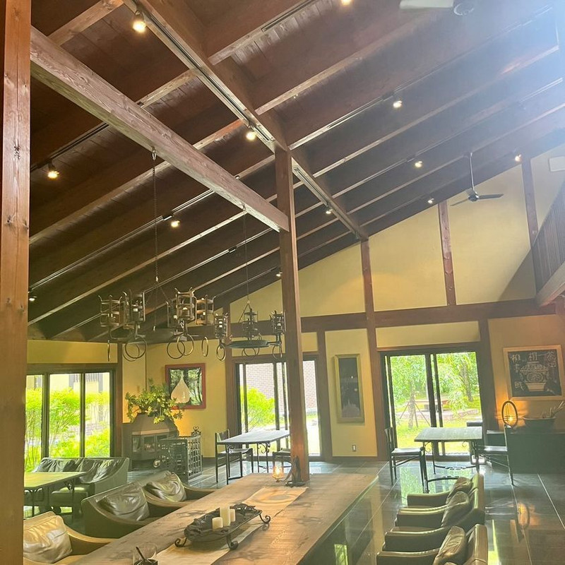 中庭側に開かれた大きな窓から、たっぷりと光が降り注ぐロビー。カフェとしても営業しており、コーヒーや和菓子などを楽しめる。チェックイン前にアフタヌーンティーを頂けるプランも / 3