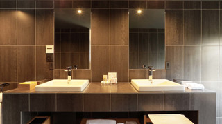 新館206:スーペリアルーム バルコニー付き 中庭ビュー クイーンベッド