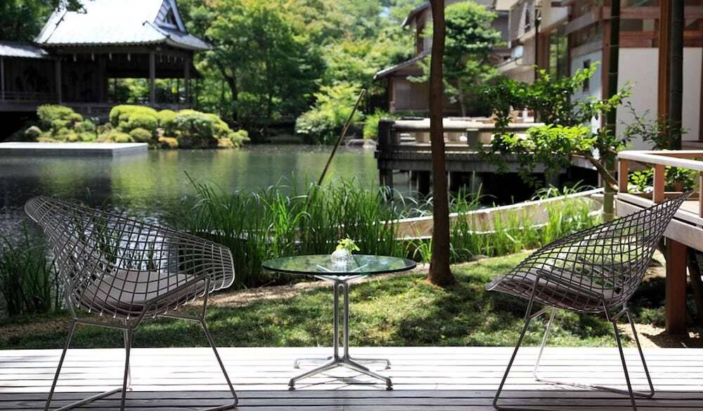 池のほとりのサロンで
気ままにくつろぐ / 2