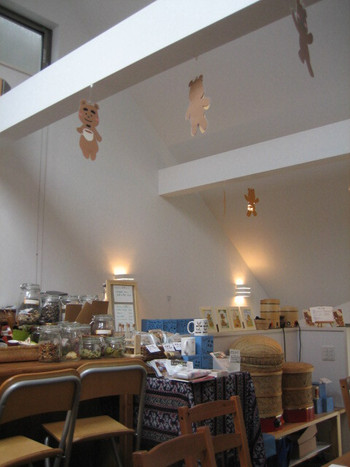 「お茶と食料雑貨　ラサ」内観 884551 屋根裏まで吹き抜けの店内