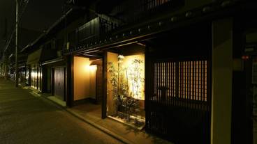 施設の正面 (日没後) / 3