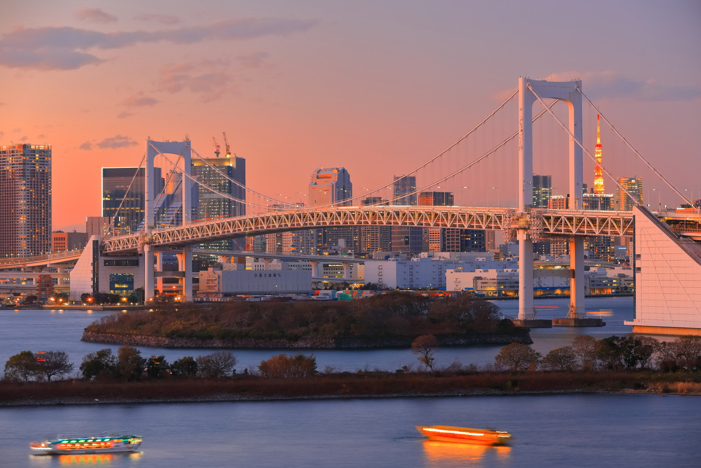 【東京都】お台場から見たレインボーブリッジの夕景