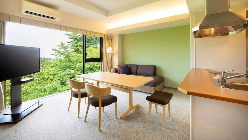 客室内のダイニングエリア