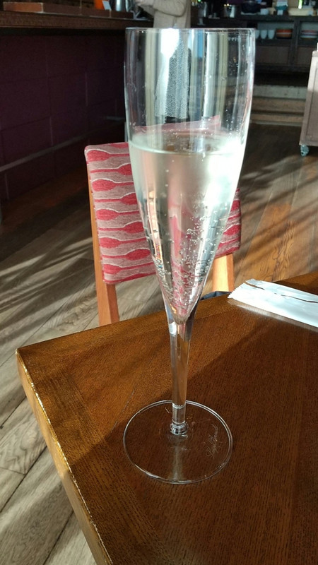 朝からシャンパン優雅です