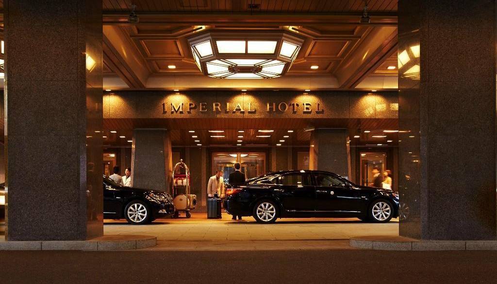 明治創業の
歴史あるホテルへ / 1