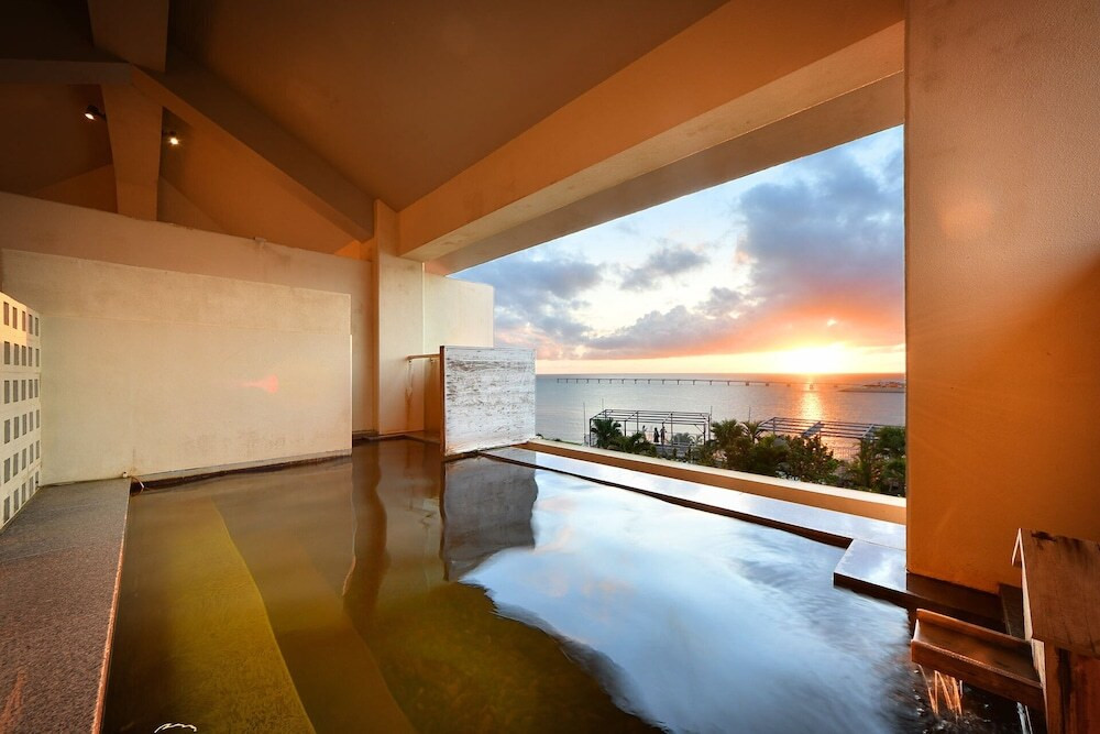 迫力満点の航空機を眺めるインフィニティプール＆立って入る温泉が魅力3360235