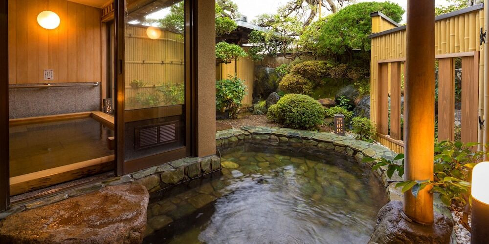 庭園を間近に癒しの湯浴みを楽しもう4244781