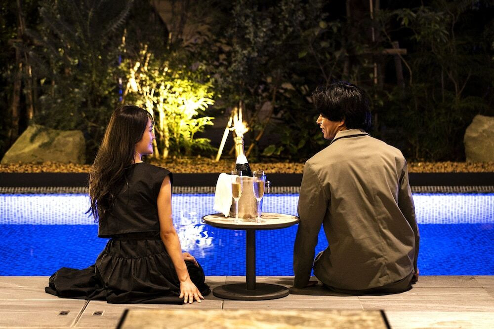 夜のガーデンプール②