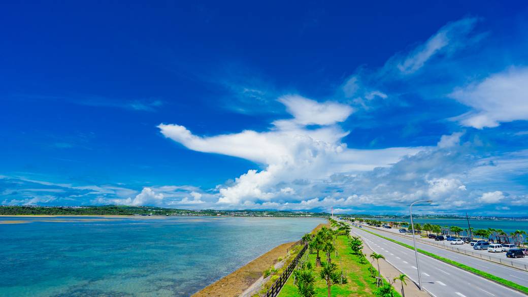 沖縄の海岸沿いの道 / 1