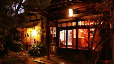 施設の正面 (日没後) / 1