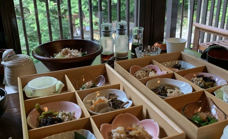 温泉粥で温まる
優しい味の朝ご飯 / 3