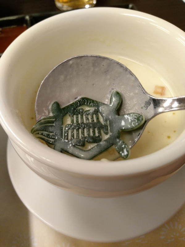 亀が泳いでいます。箸置きもお手製の亀。暖かさを感じます