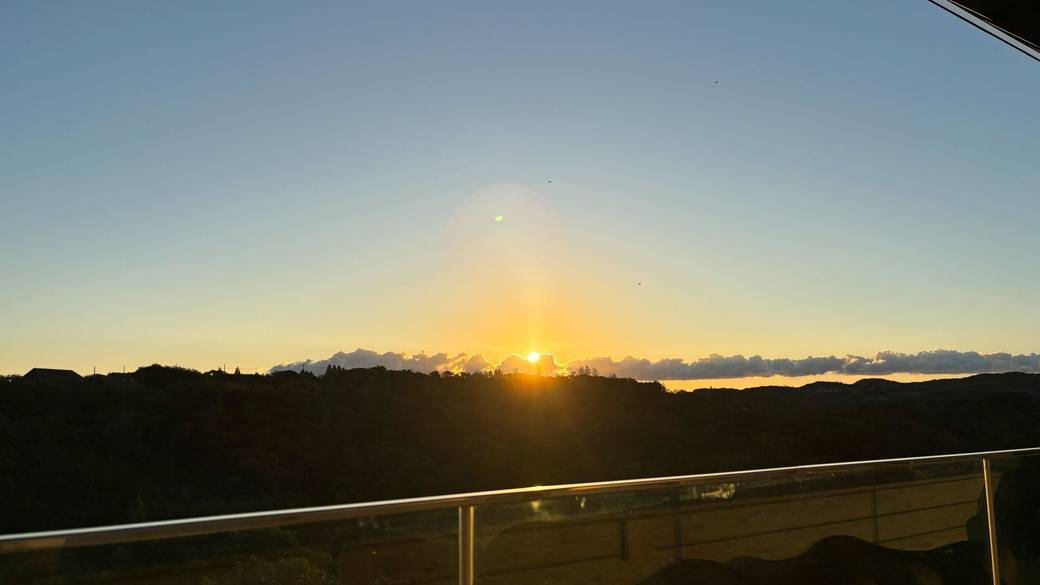 デッキから見る朝日 / 1