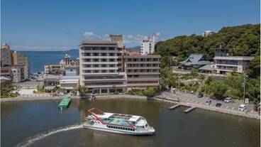 旅館全体と船の風景 / 1