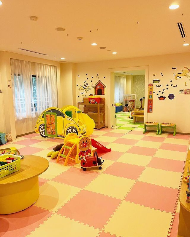 3歳の娘が好きなおままごとやアンパンマンのおもちゃなどがあり、飽きずに過ごせました。 広さも十分でトイレもあり付き添いしやすかったです。