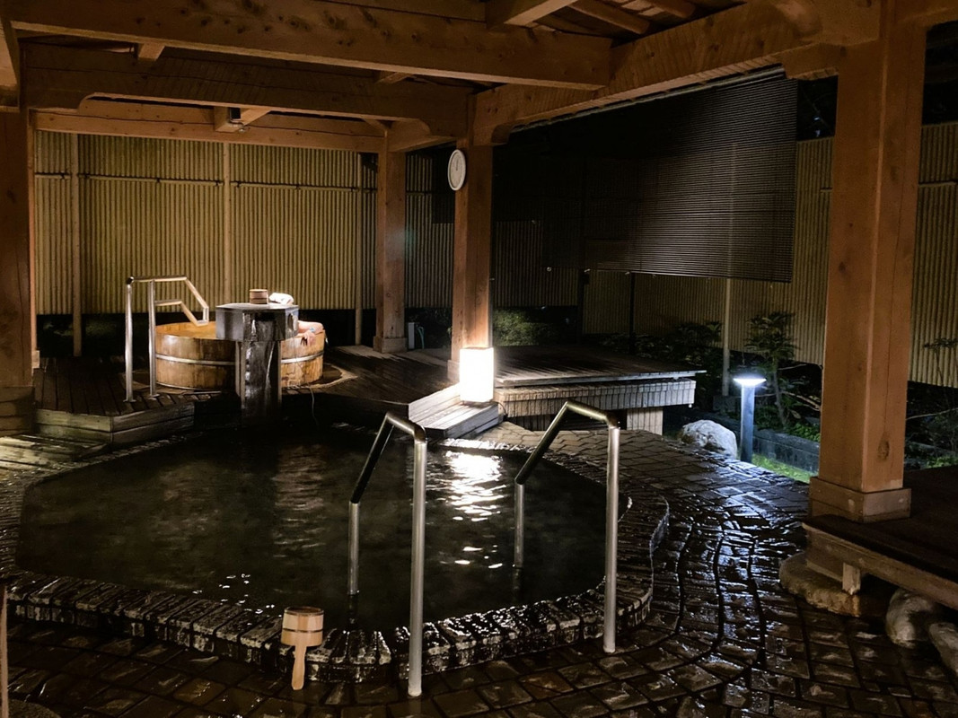 独泉だったので撮影しちゃった露天風呂。綺麗です。