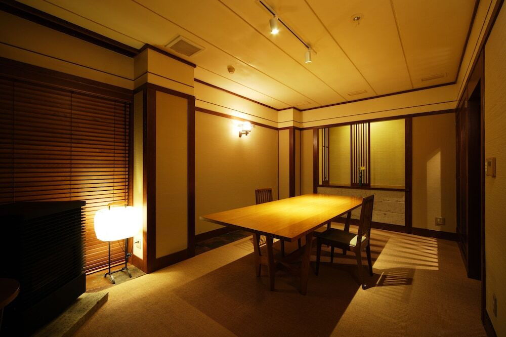 客室内のダイニングエリア