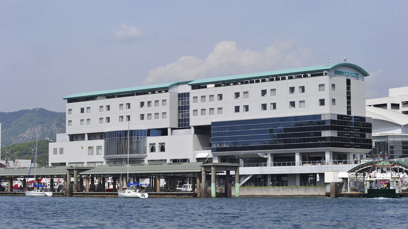 船の行き来を眺めながらのさわやかな朝食で始まる旅3463100