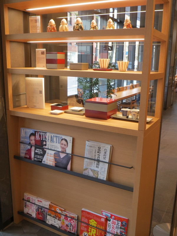 ロビー　新聞・雑誌も読めます