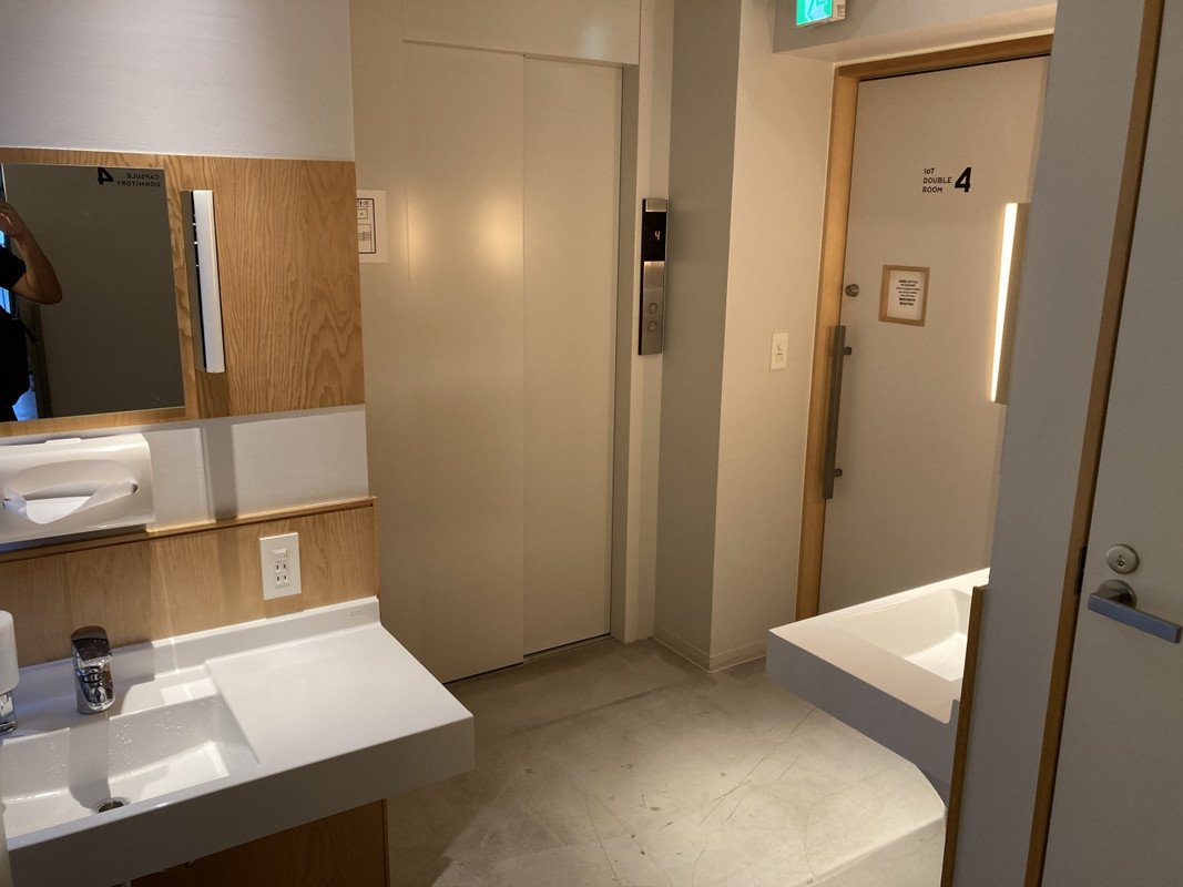 各階にある洗面スペース。狭いのでエレベーター降りてすぐ