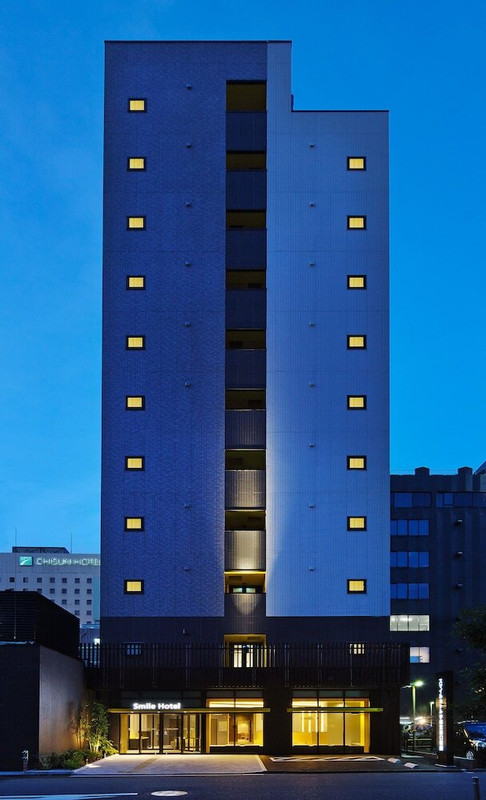 施設の正面 (日没後)