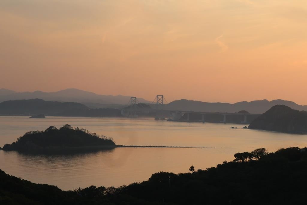 夕景に浮かぶ淡路島大橋