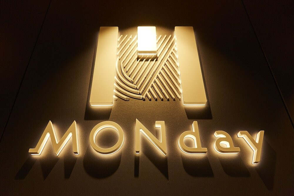 施設の正面 (日没後)