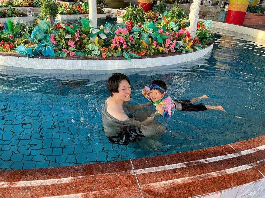 「アクアパレス」は平日10～18時、土曜日は10～21時オープン。チェックイン前も利用でき、夏季以外は宿泊者無料で楽しめる。浅いプールは無いので、子ども用の浮き輪などを持参すると◎ / 1