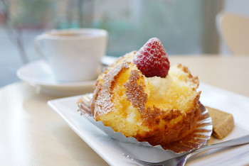 「ママのえらんだ元町ケーキ 元町本店」 料理 59703261 ざくろ (¥270)、紅茶 (¥200)