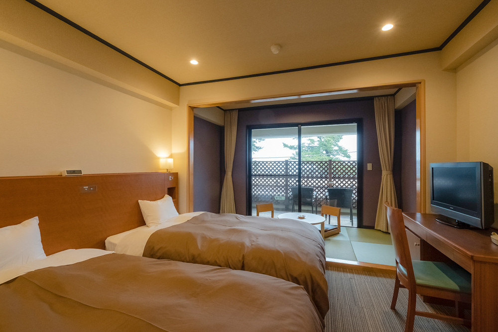 11. 自慢の舟盛り料理を堪能する「味と湯の宿 ニューとみよし」4247779