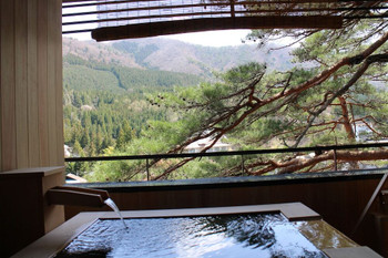 Introducing an inn with a guest room with a (half) open-air bath with natural hot spring water 3488765