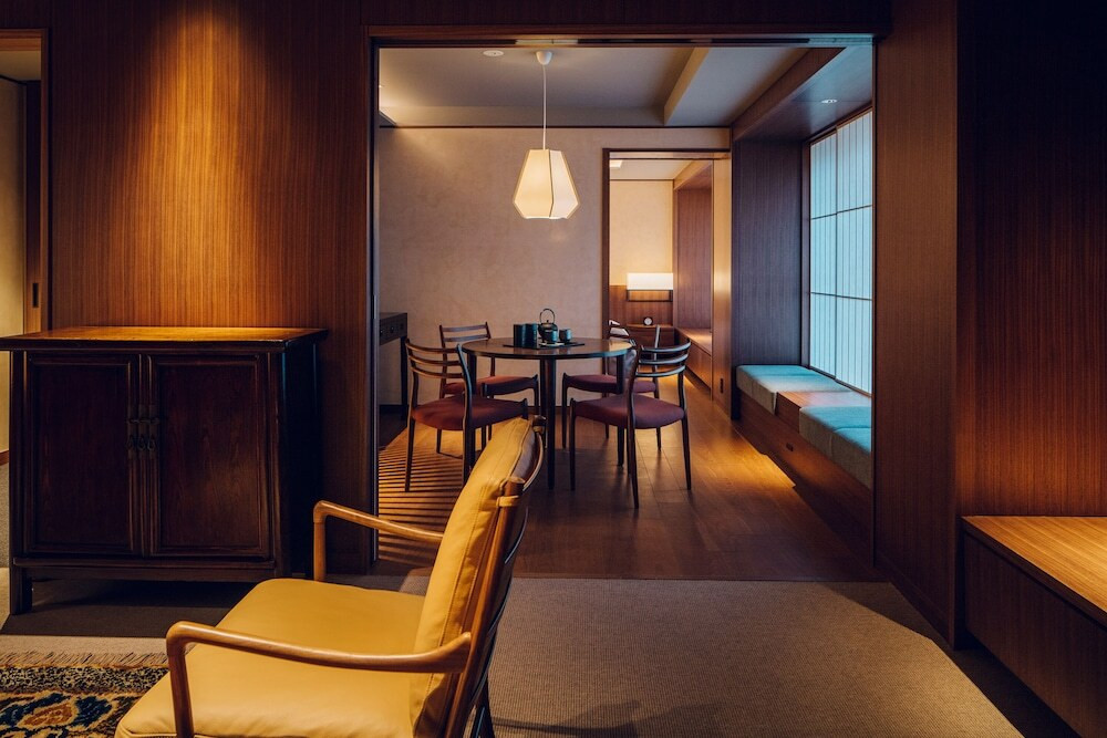 アンティーク家具に囲まれる、趣のある空間3360033