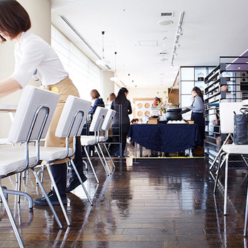 早朝オープンの1階カフェが便利3478783