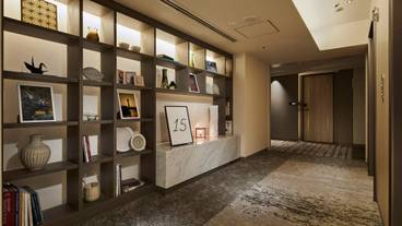 エレベーター横 小石原焼と八女和紙のオブジェの展示 / 3