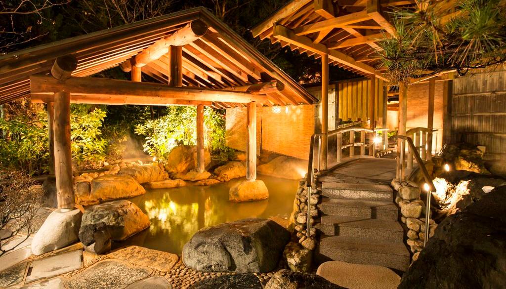 「黄金の湯」を堪能
1,300坪の大浴場 / 1