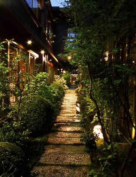 庭園へ続く細道 / 3