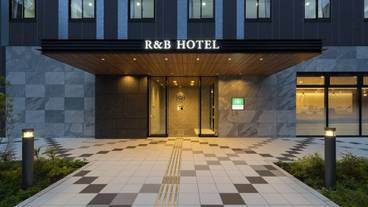 施設の正面 (日没後) / 2