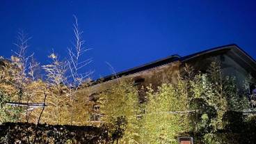 施設の正面 (日没後) / 2