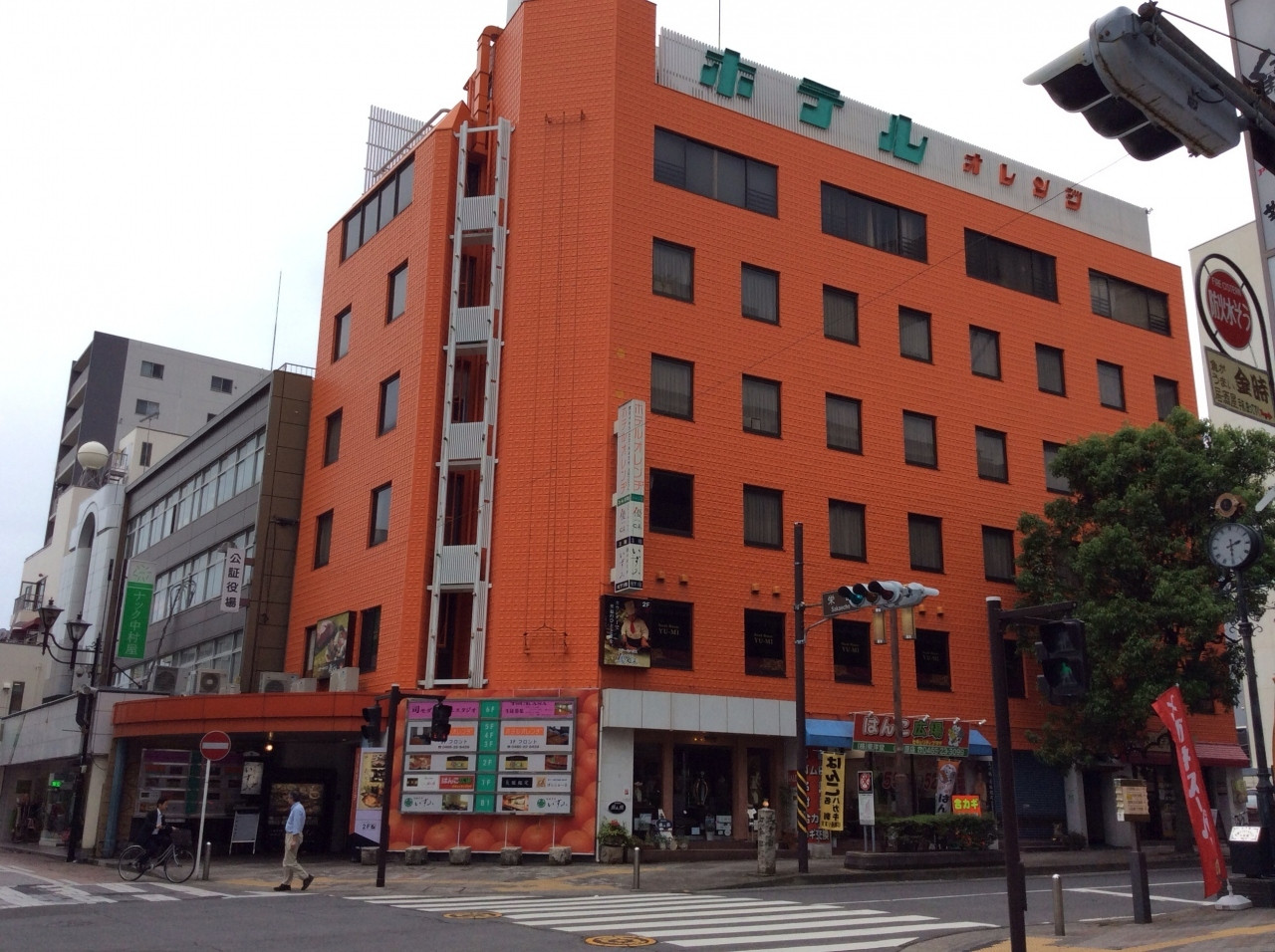 7. カラフルなオレンジ色の建物が目印♪「ホテルオレンヂ」3483273