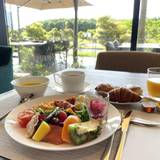 広々ダイニングで
色とりどりの朝食
 / 3