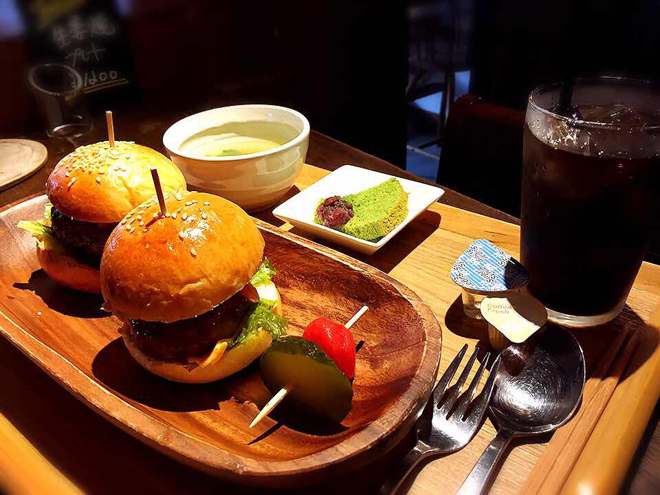 「福丸珈琲」料理 472428 お店で焼いた自家製バーンズの
バーガーは美味しい…と評判‼️