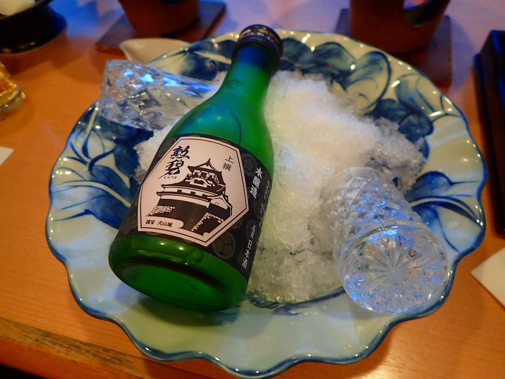 冷酒は、氷の上に載せられてきた