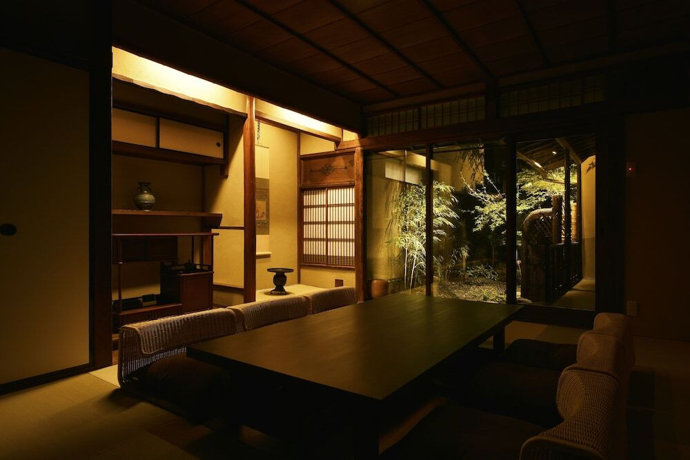 客室内のダイニングエリア