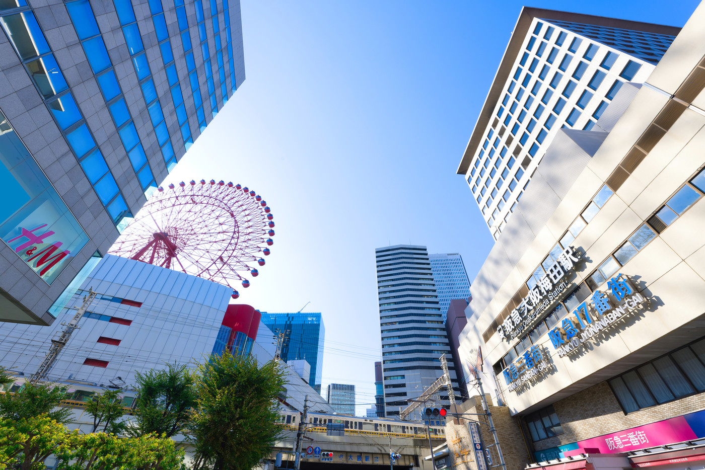 【大阪府】9月・阪急大阪梅田駅前の都市風景