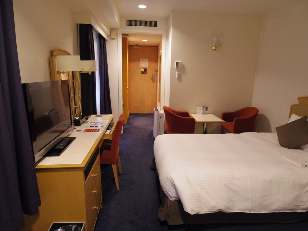 東館ツインルーム　ベッドの足元に窓があります