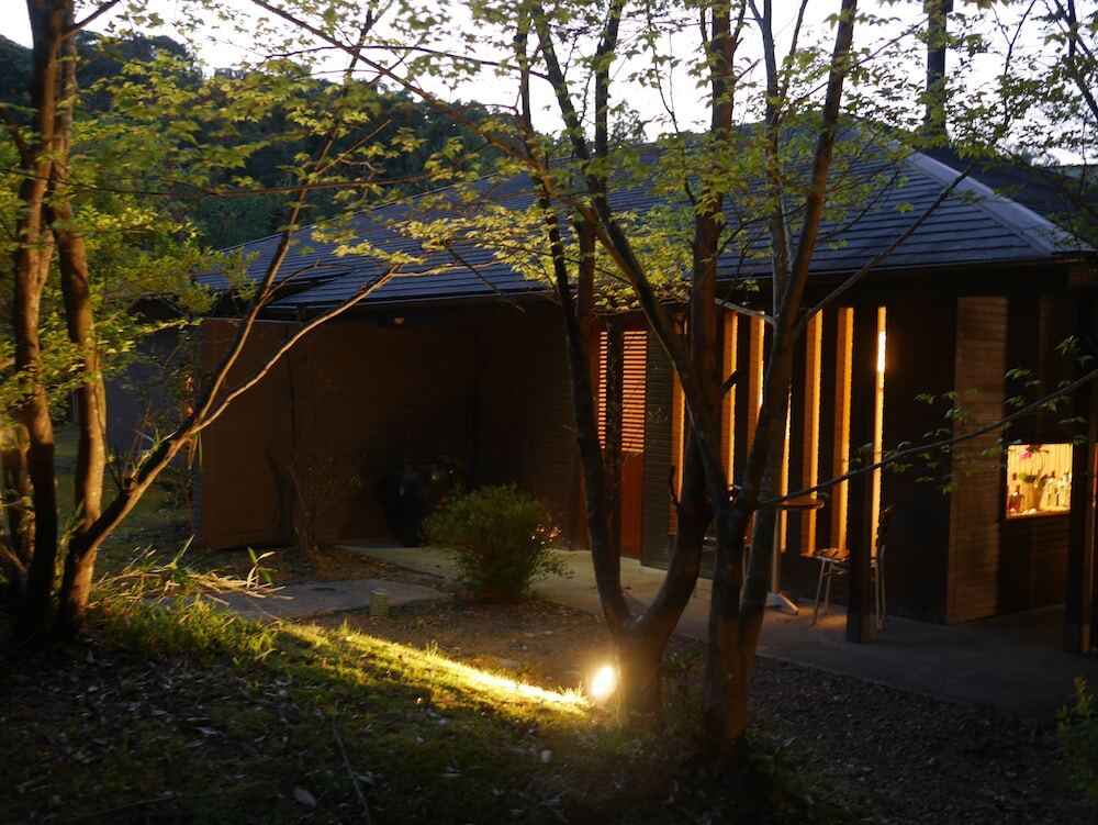 施設の正面 (日没後)