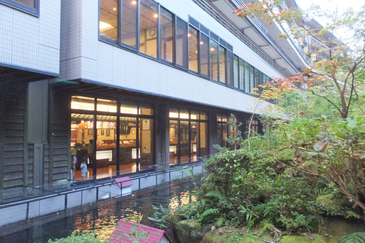 裏側に池や滝がある