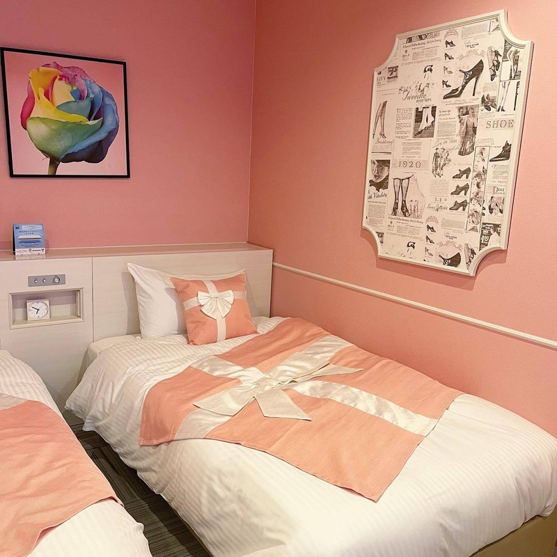 ベッドカバーもウォールアートも、どこを切り取っても可愛いインテリア♡ / 1