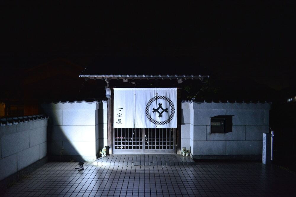 施設の正面 (日没後)